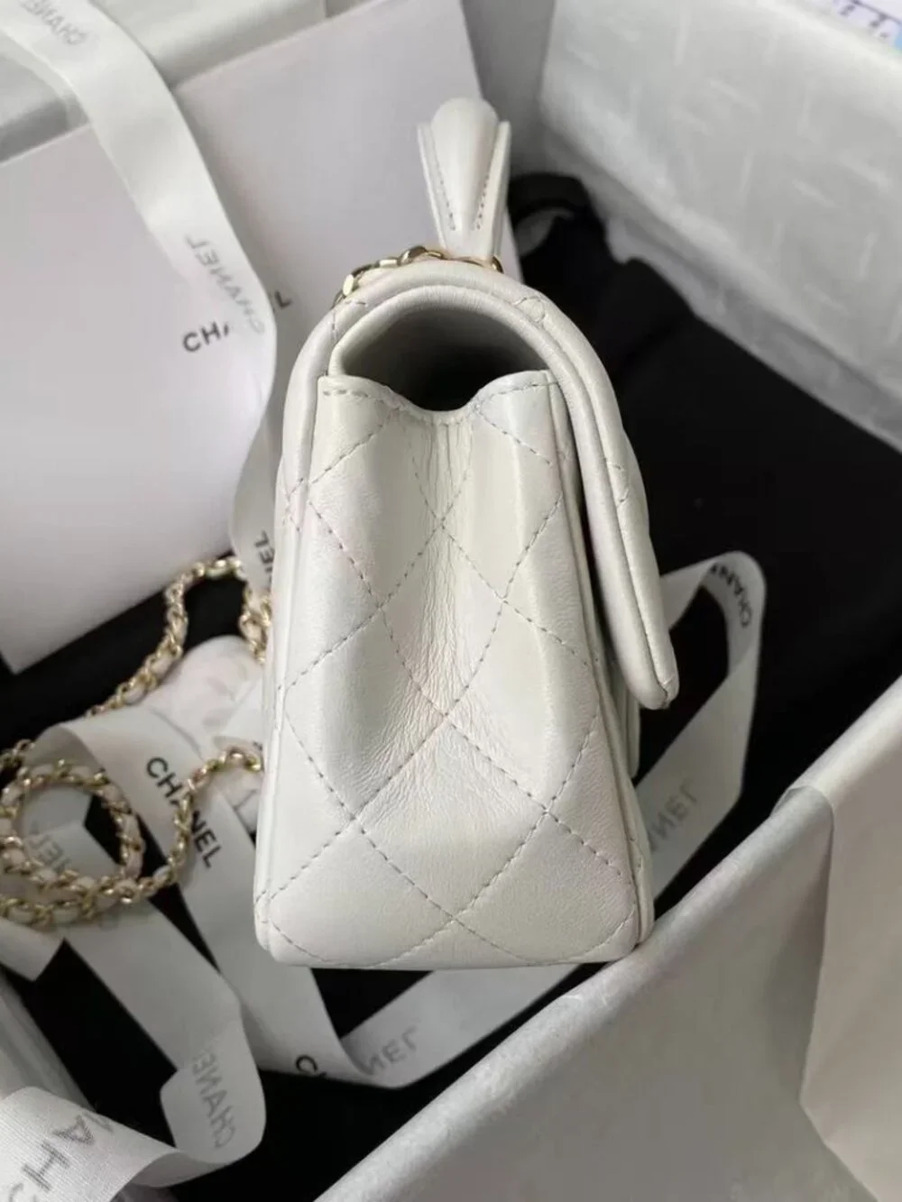 Classic CHANEL Bag: A Stylish and Versatile Choice for Elegance